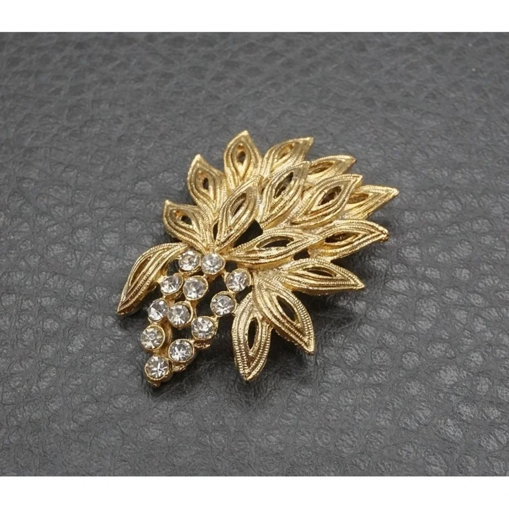 Vintage 80s Clear Rhinestone Crystal Gold Tone Leaf Plant Pin Brooch